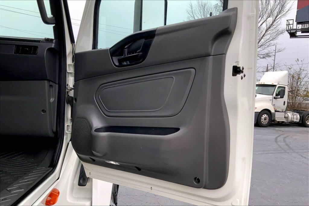 2022 CUM LT625 6×4 Sleeper