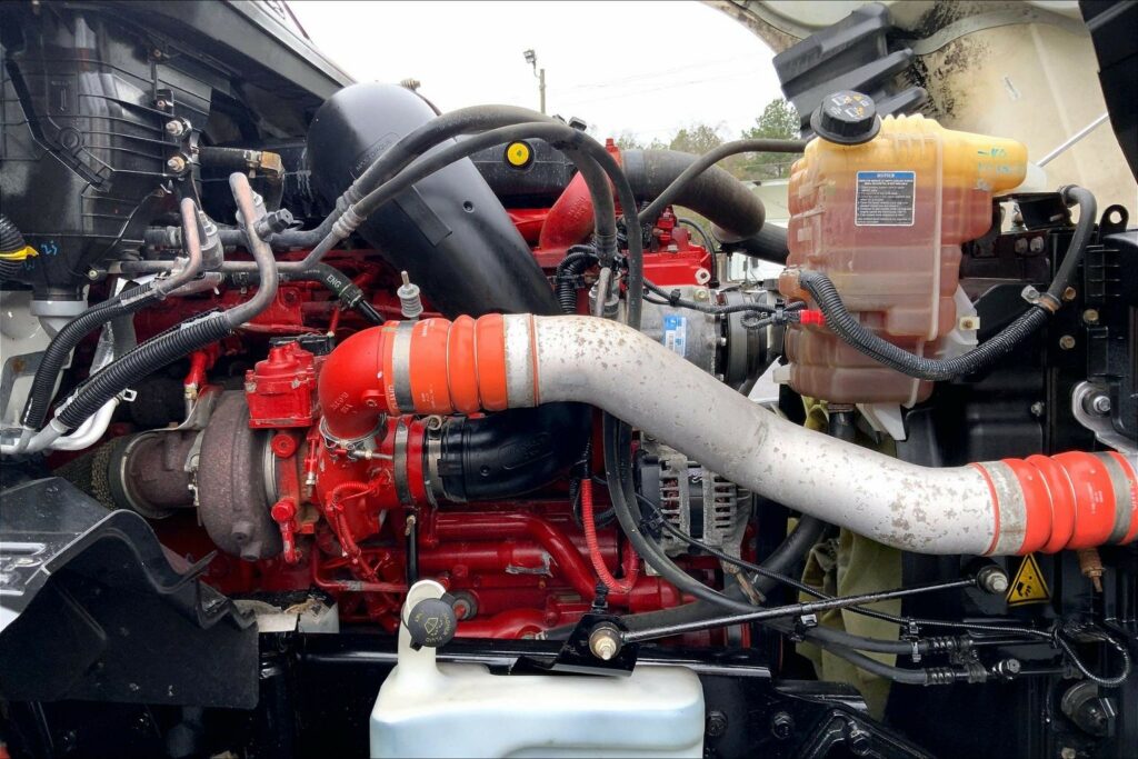 2022 CUM LT625 6×4 Sleeper