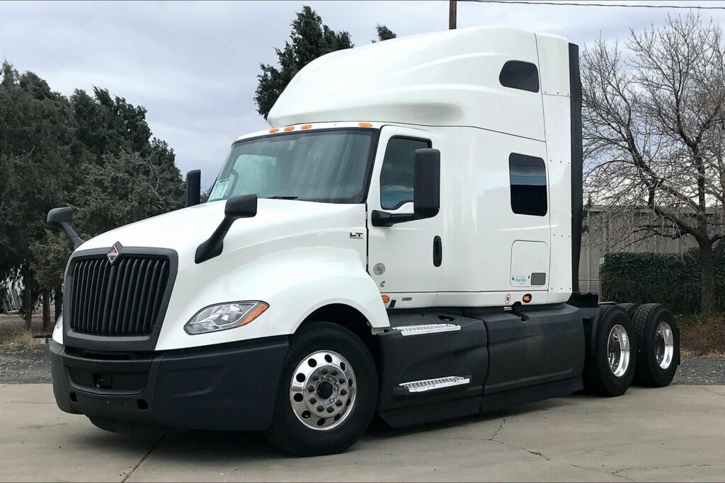 2022 CUM LT625 6×4 Sleeper