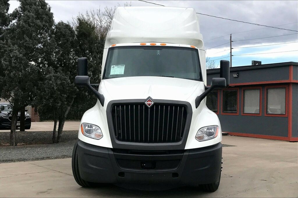 2022 CUM LT625 6×4 Sleeper