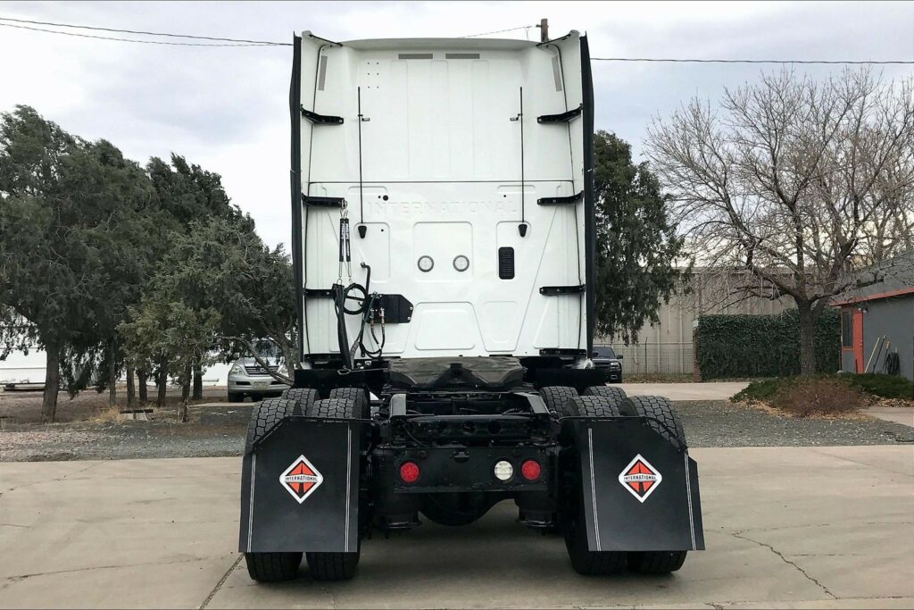 2022 CUM LT625 6×4 Sleeper