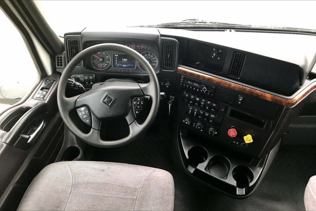 2022 CUM LT625 6×4 Sleeper