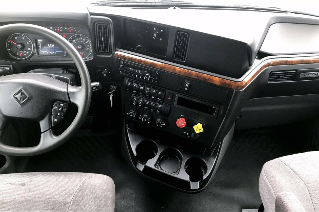 2022 CUM LT625 6×4 Sleeper