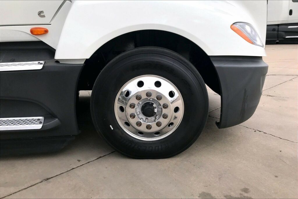 2022 CUM LT625 6×4 Sleeper