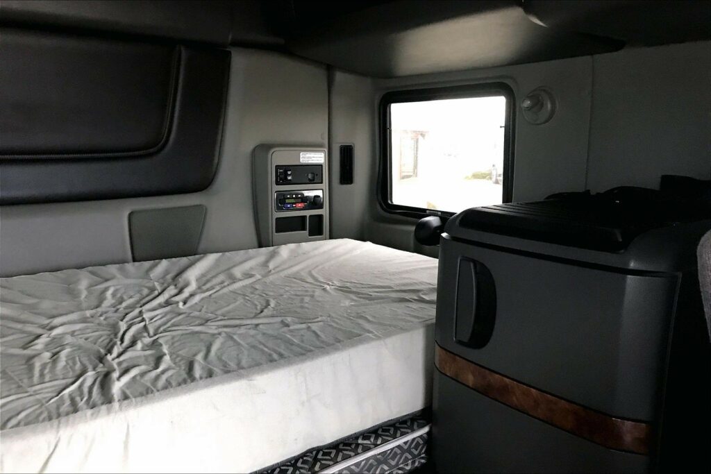 2022 CUM LT625 6×4 Sleeper