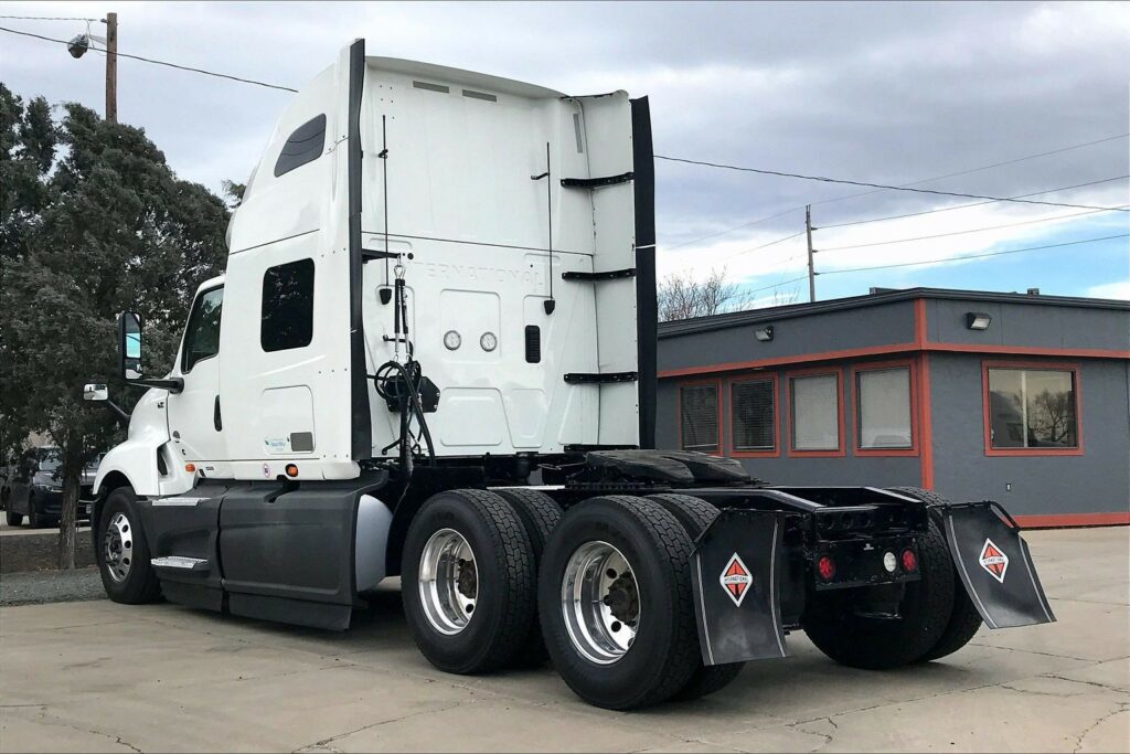 2022 CUM LT625 6×4 Sleeper