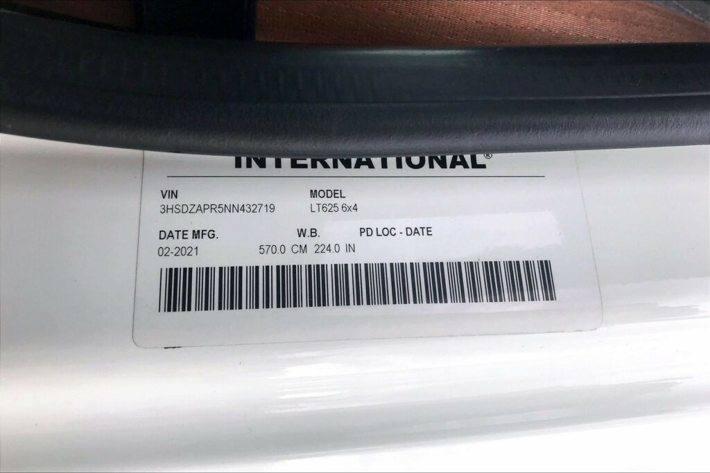 2022 CUM LT625 6×4 Sleeper