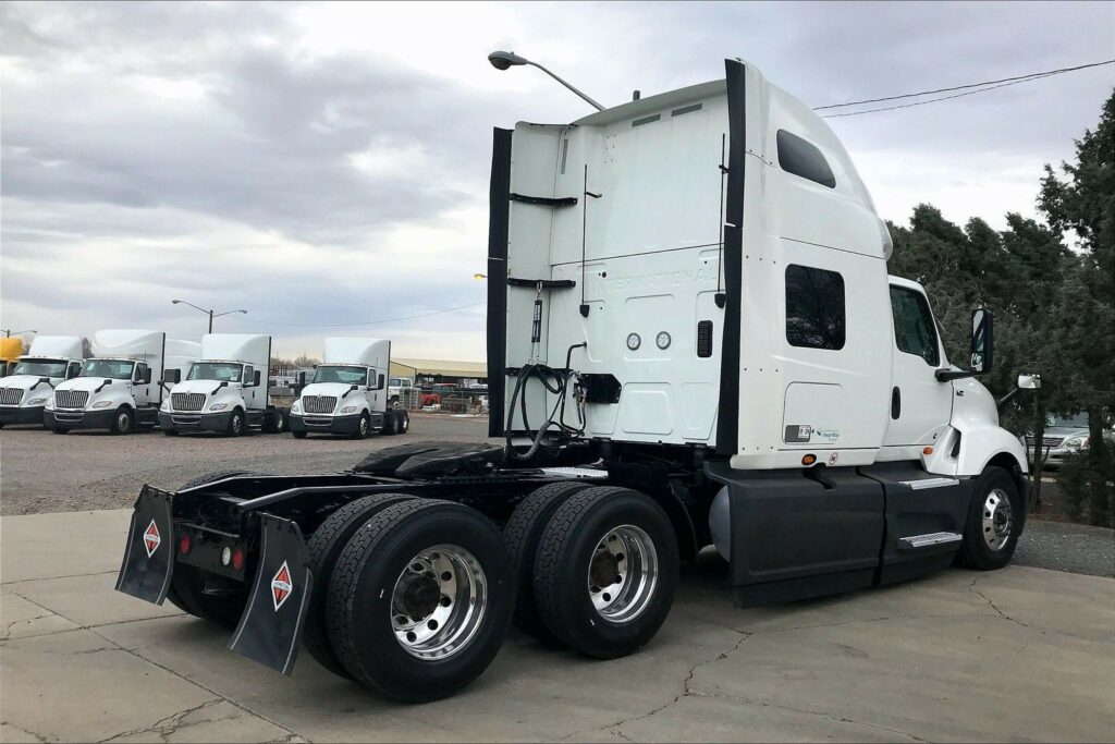 2022 CUM LT625 6×4 Sleeper