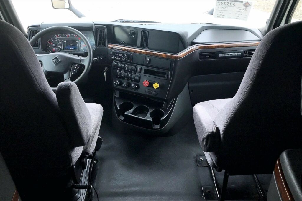 2022 CUM LT625 6×4 Sleeper