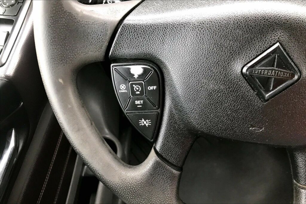 2022 CUM LT625 6×4 Sleeper