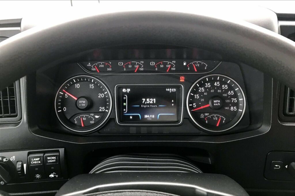 2022 CUM LT625 6×4 Sleeper