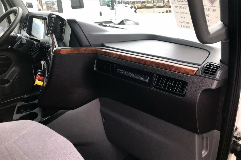 2022 CUM LT625 6×4 Sleeper