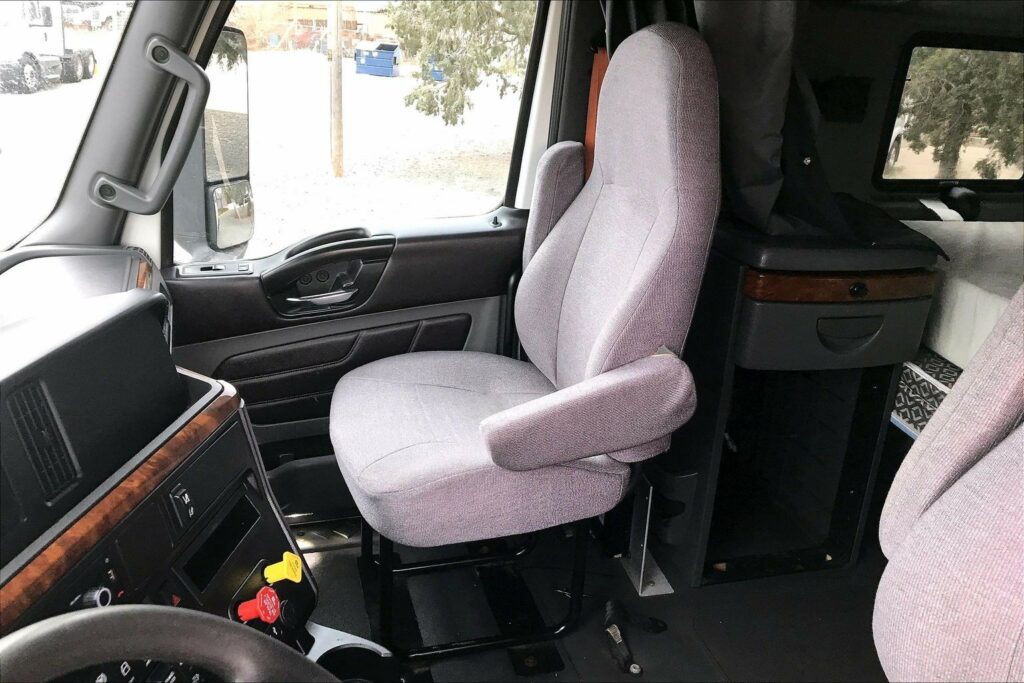 2022 CUM LT625 6×4 Sleeper