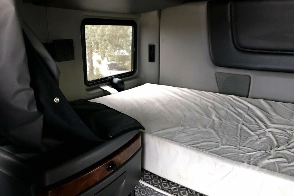 2022 CUM LT625 6×4 Sleeper