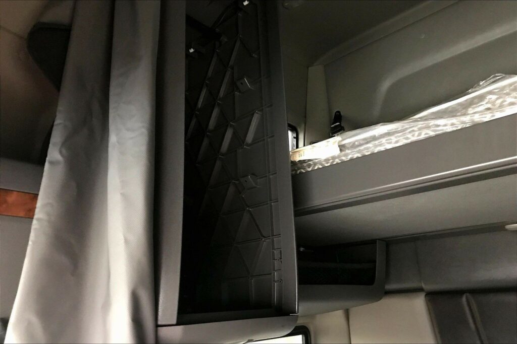 2022 CUM LT625 6×4 Sleeper