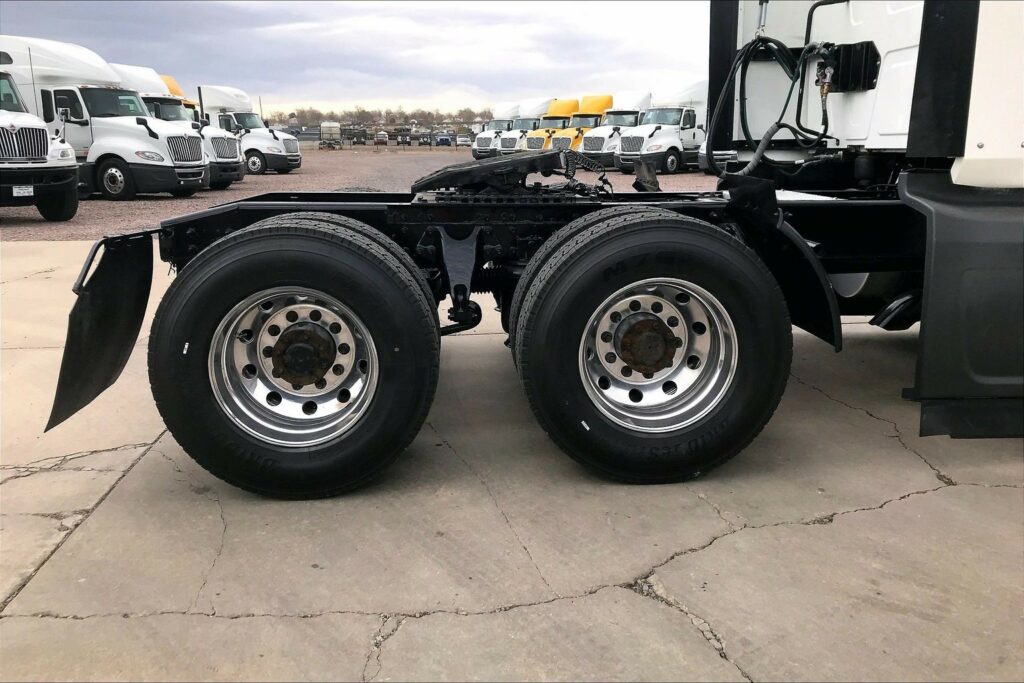 2022 CUM LT625 6×4 Sleeper