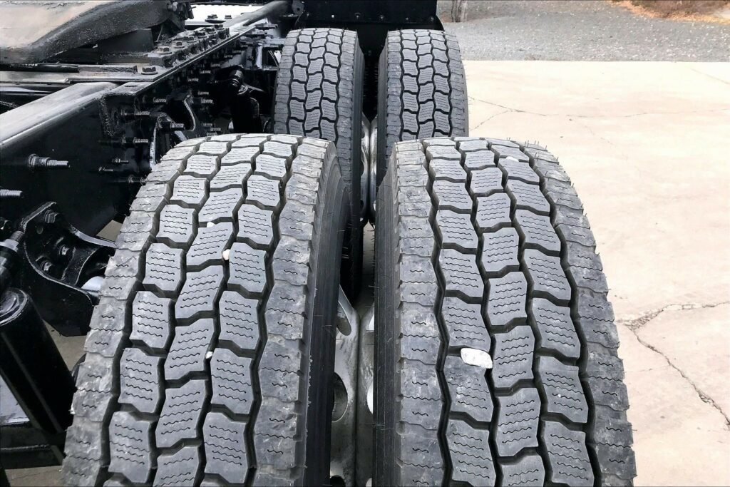 2022 CUM LT625 6×4 Sleeper