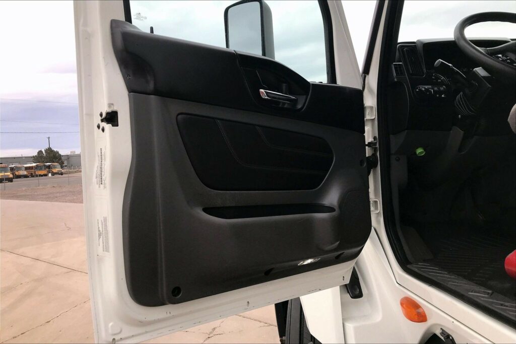 2022 CUM LT625 6×4 Sleeper