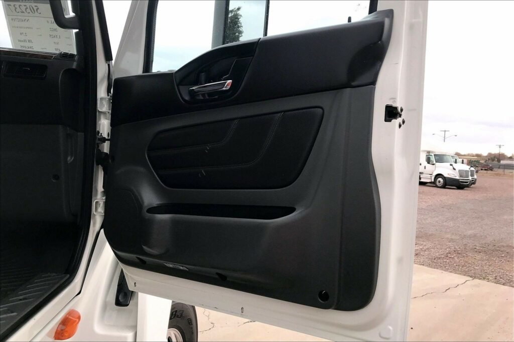 2022 CUM LT625 6×4 Sleeper