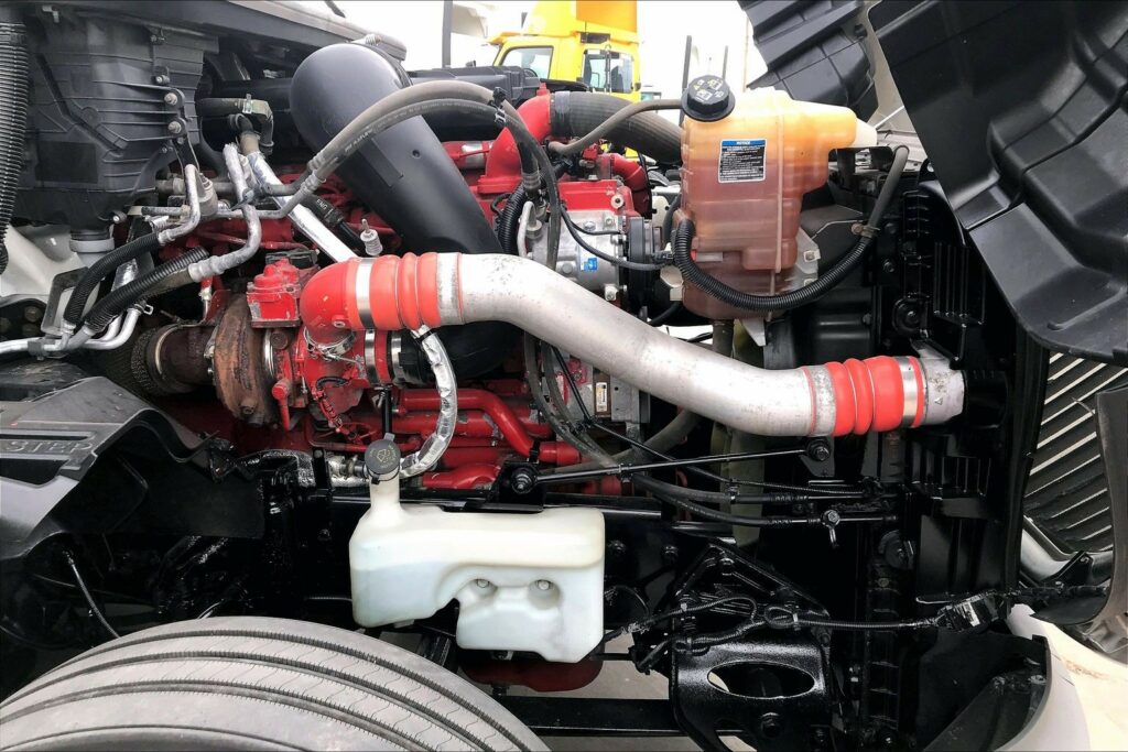 2022 CUM LT625 6×4 Sleeper