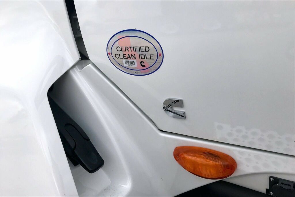 2022 CUM LT625 6×4 Sleeper