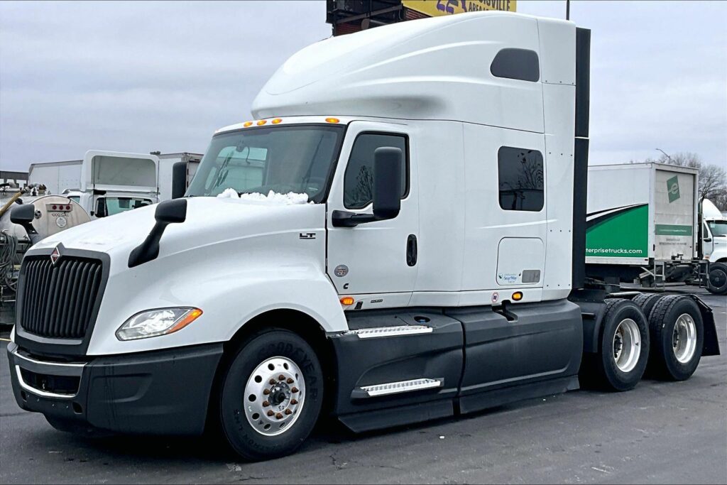 2022 CUM LT625 6×4 Sleeper