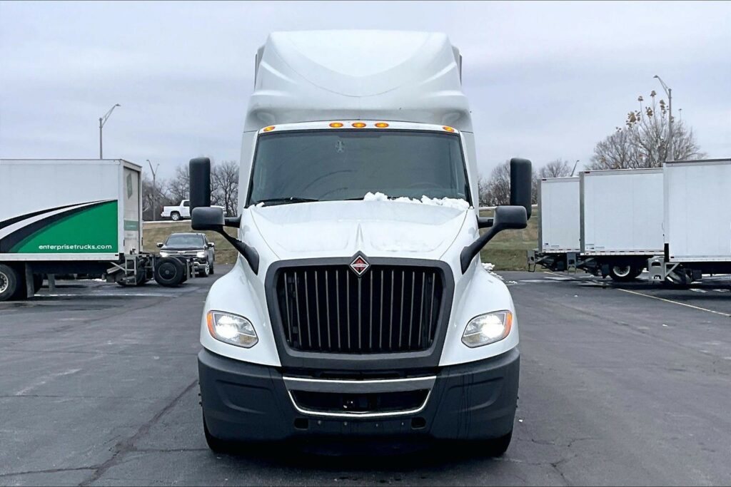 2022 CUM LT625 6×4 Sleeper