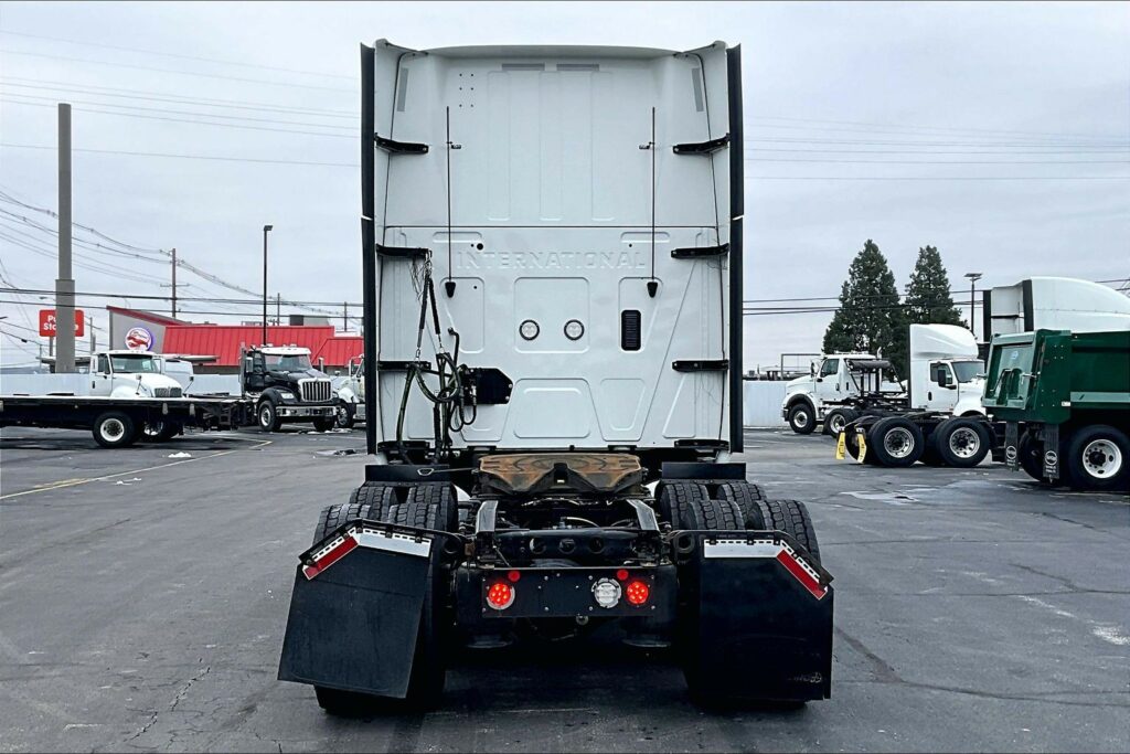 2022 CUM LT625 6×4 Sleeper