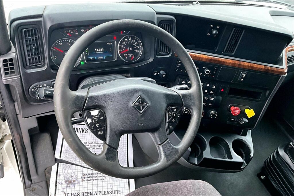 2022 CUM LT625 6×4 Sleeper