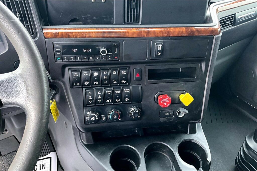 2022 CUM LT625 6×4 Sleeper