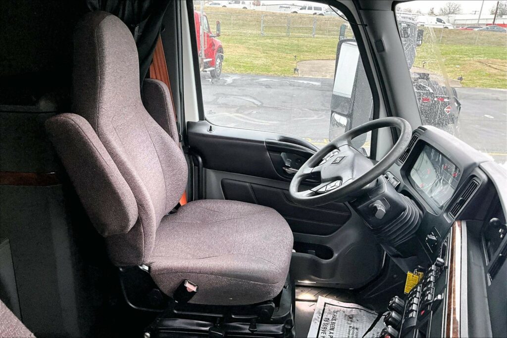 2022 CUM LT625 6×4 Sleeper