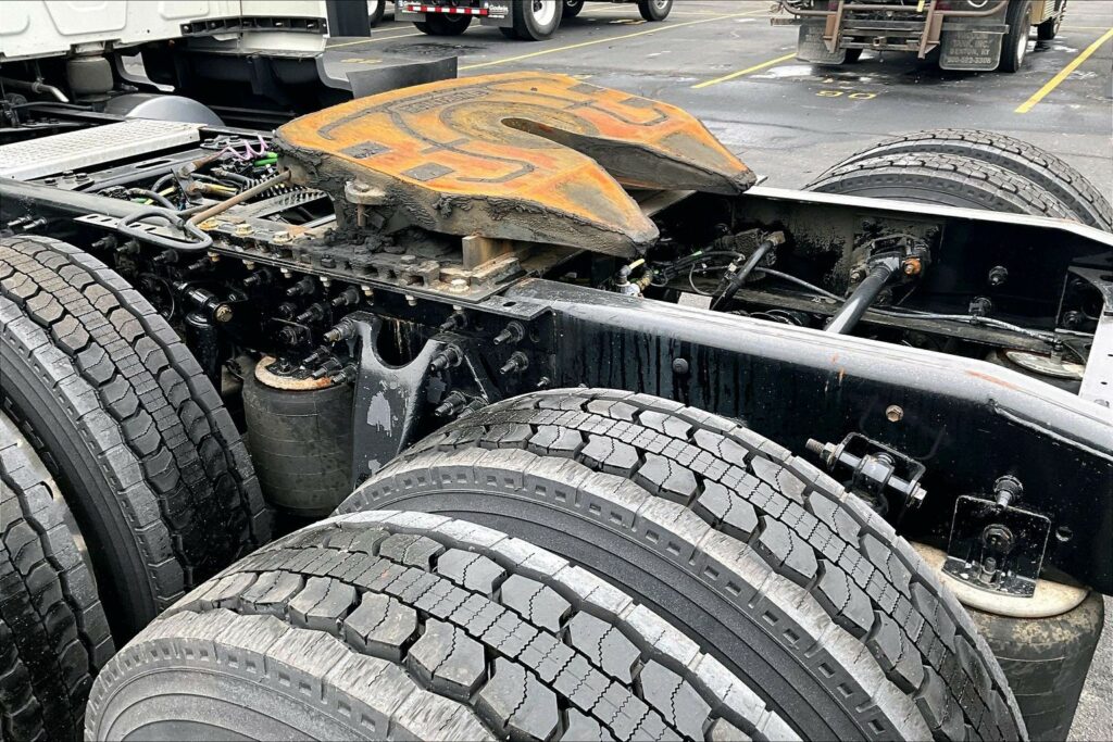 2022 CUM LT625 6×4 Sleeper