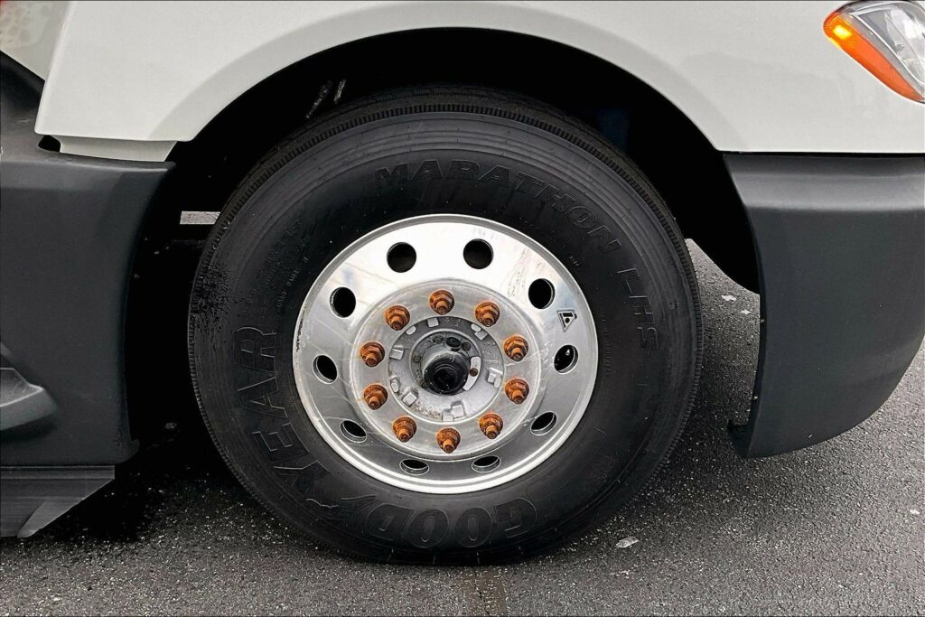 2022 CUM LT625 6×4 Sleeper