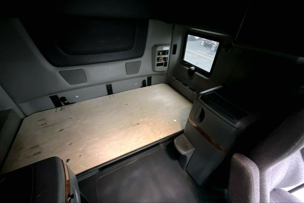 2022 CUM LT625 6×4 Sleeper