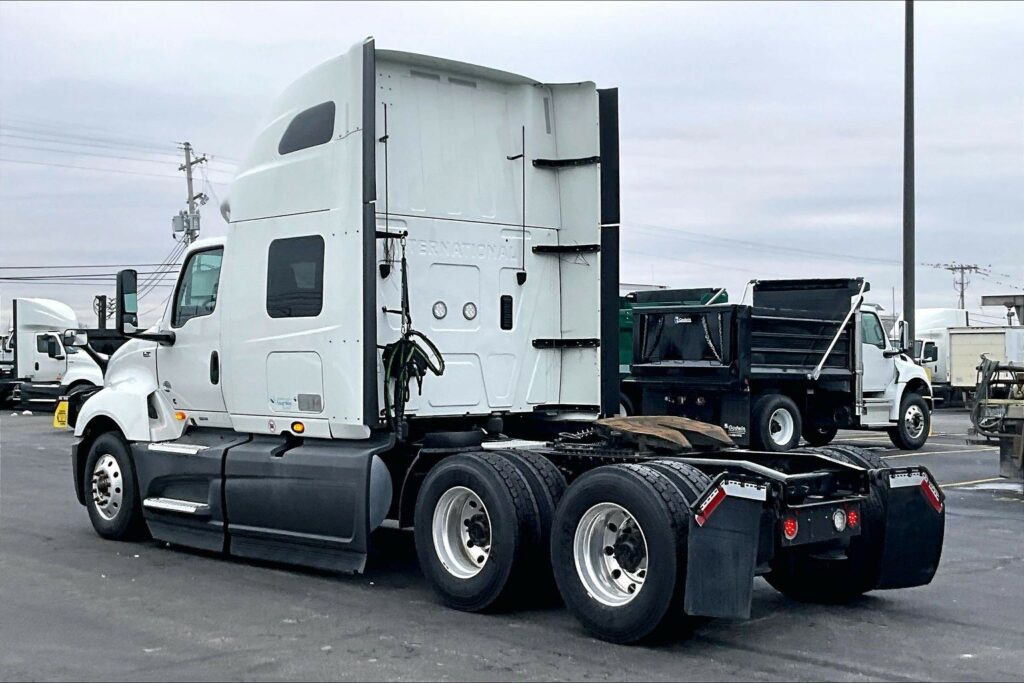 2022 CUM LT625 6×4 Sleeper