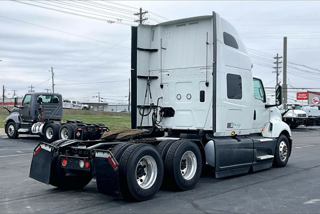 2022 CUM LT625 6×4 Sleeper