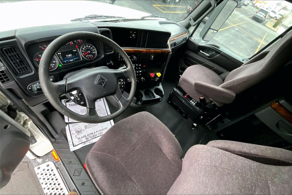 2022 CUM LT625 6×4 Sleeper