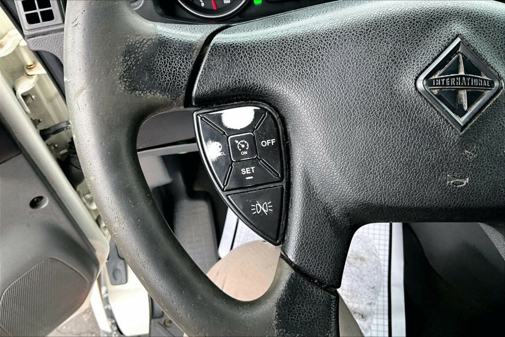 2022 CUM LT625 6×4 Sleeper