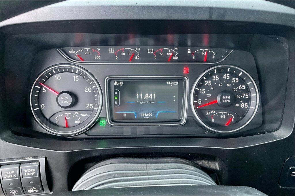 2022 CUM LT625 6×4 Sleeper