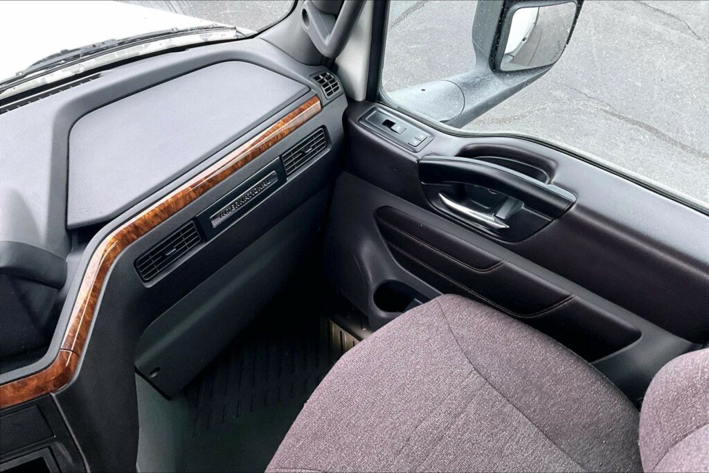 2022 CUM LT625 6×4 Sleeper