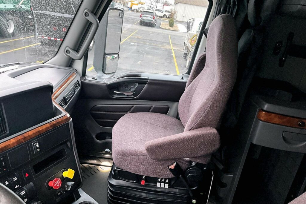 2022 CUM LT625 6×4 Sleeper