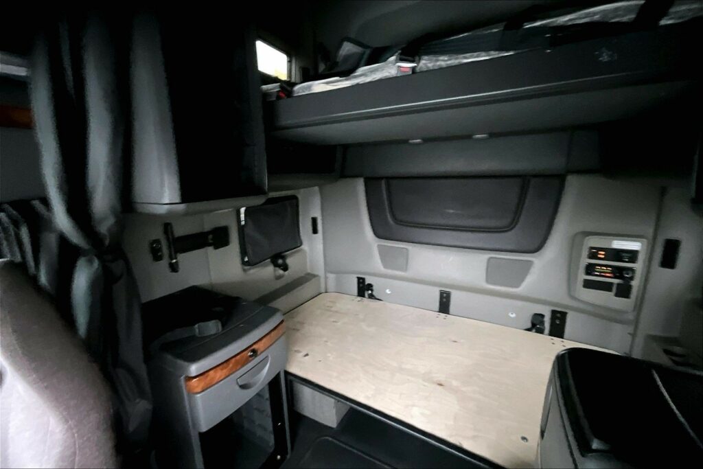 2022 CUM LT625 6×4 Sleeper