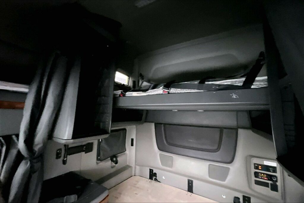 2022 CUM LT625 6×4 Sleeper