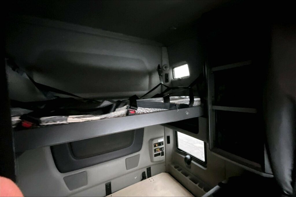 2022 CUM LT625 6×4 Sleeper