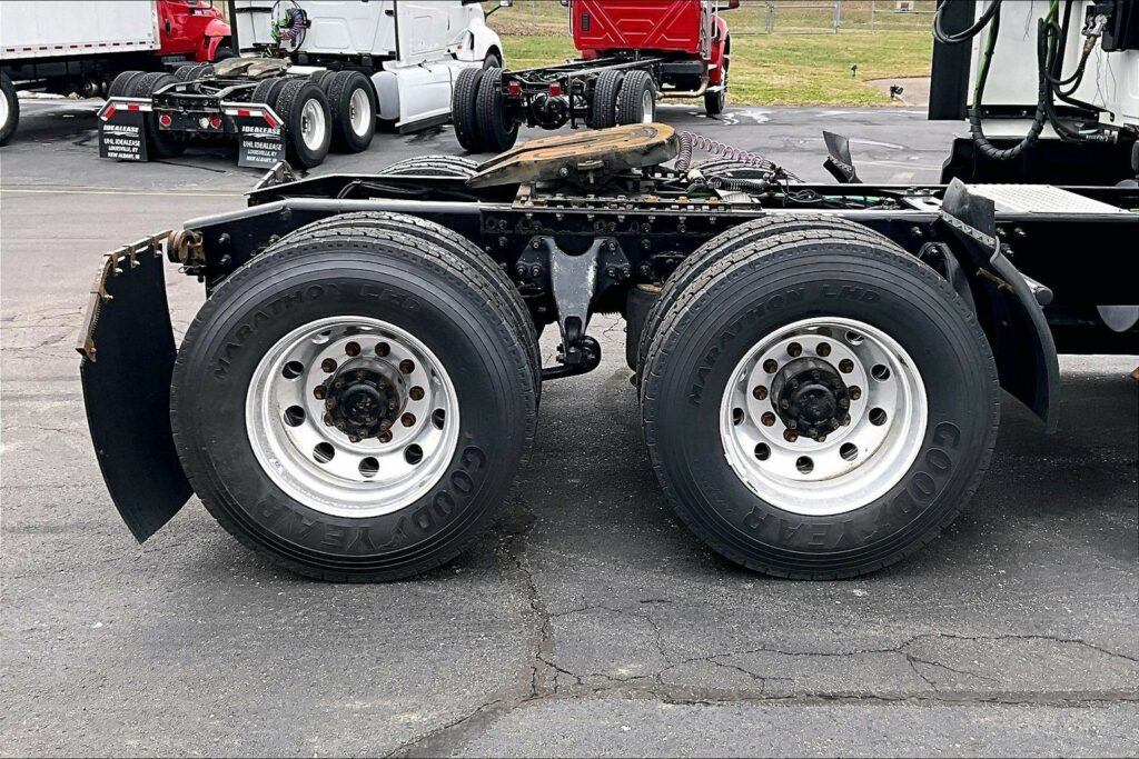 2022 CUM LT625 6×4 Sleeper