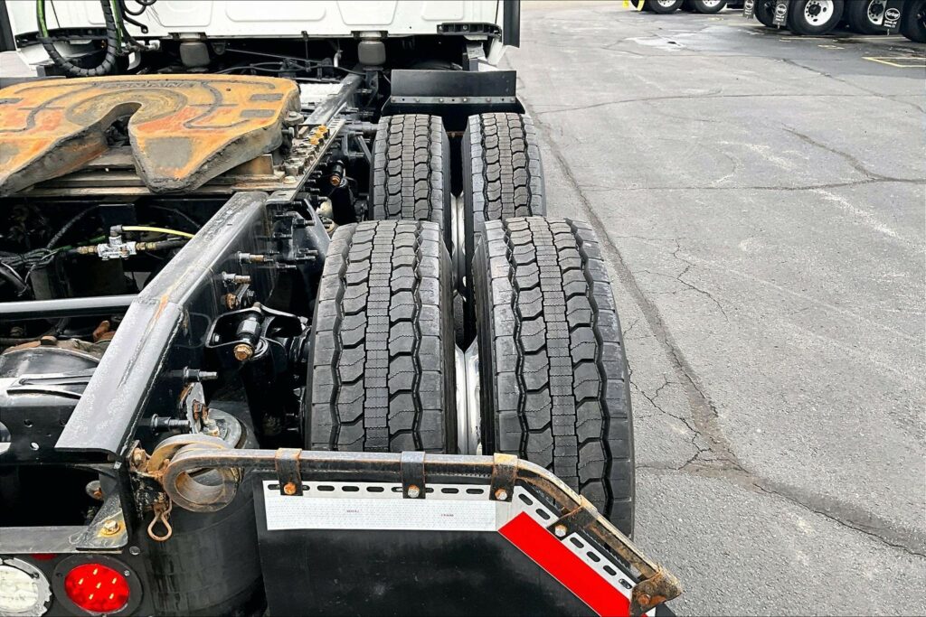 2022 CUM LT625 6×4 Sleeper