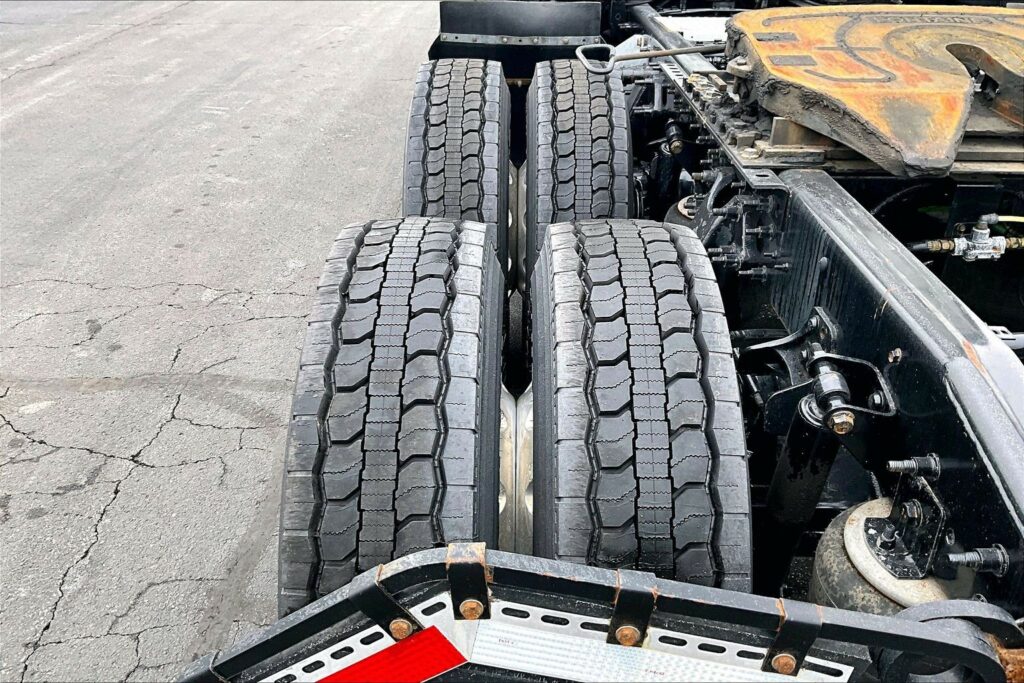 2022 CUM LT625 6×4 Sleeper