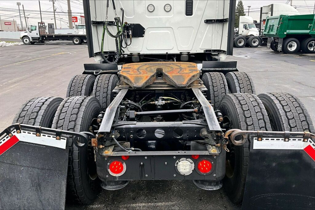 2022 CUM LT625 6×4 Sleeper