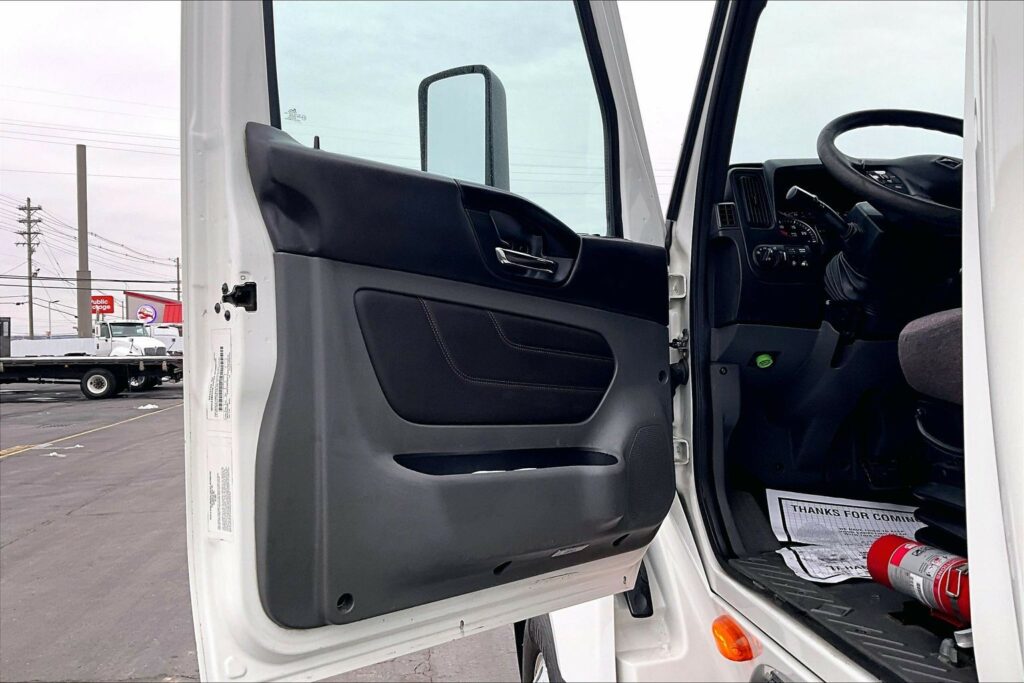 2022 CUM LT625 6×4 Sleeper