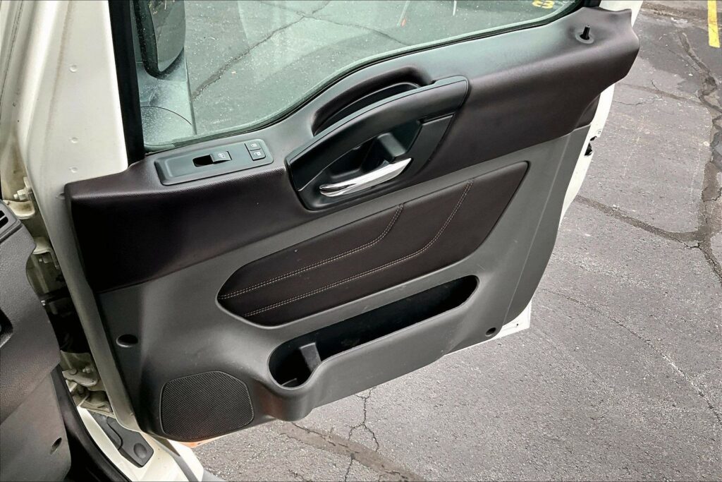 2022 CUM LT625 6×4 Sleeper